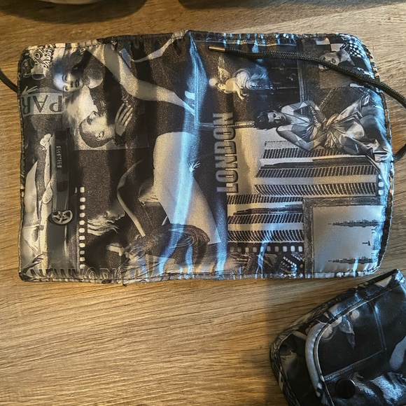 Traveler’s Make-up Case - Picture 10 of 12